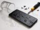 Zalana elektronika – smartfon po kontakcie z wodą, widoczne ślady wilgoci i uszkodzeń wewnętrznych