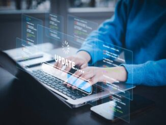 licencjonowane oprogramowanie dla firmy – pracownik biurowy korzystający z legalnego systemu IT na laptopie, praca w środowisku biznesowym