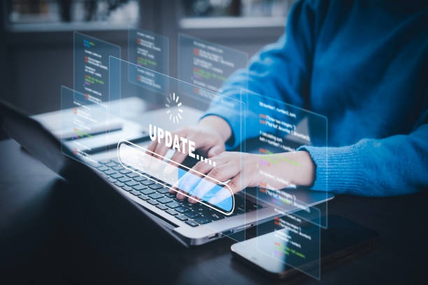 licencjonowane oprogramowanie dla firmy – pracownik biurowy korzystający z legalnego systemu IT na laptopie, praca w środowisku biznesowym